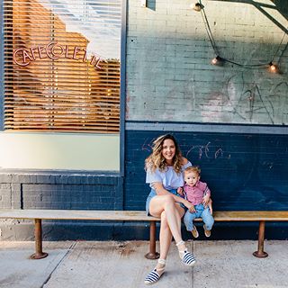 Hoje no blog fiz um post falando sobre o dia da "mãe-perfeita-do-instagram" e como foi bom para mim desmistificar na prática como é difícil e trabalhoso ser essa pessoa. Aqui um dos exemplos clássicos do "no instagram um fofo, sentadinho. Na vida real, queria mais era sair e passear por aí, porque posar pra foto é chato demais pra uma criança de 1 ano e meio. Rs Obrigada por registrar esses momentos, @adrianacarolinafotografia! E quem quiser, passa lá no Futi pra ler, o link está na bio! ☺️ #futiemnyc #maternidadereal #arrhurppr < via Cá > Hoje no blog fiz um post falando sobre o dia da "mãe-perfeita-do-instagram" e como foi bom para mim desmistificar na prática como é difícil e trabalhoso ser essa pessoa. Aqui um dos exemplos clássicos do "no instagram um fofo, sentadinho. Na vida real, queria mais era sair e passear por aí, porque posar pra foto é chato demais pra uma criança de 1 ano e meio. Rs Obrigada por registrar esses momentos, @adrianacarolinafotografia! E quem quiser, passa lá no Futi pra ler, o link está na bio! ☺️ #futiemnyc #maternidadereal #arrhurppr < via Cá >